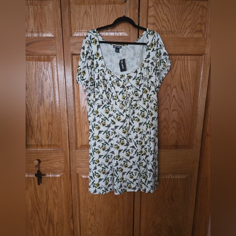 Hot Topic Floral Print Women's Plus Dress White and Yellow NWT